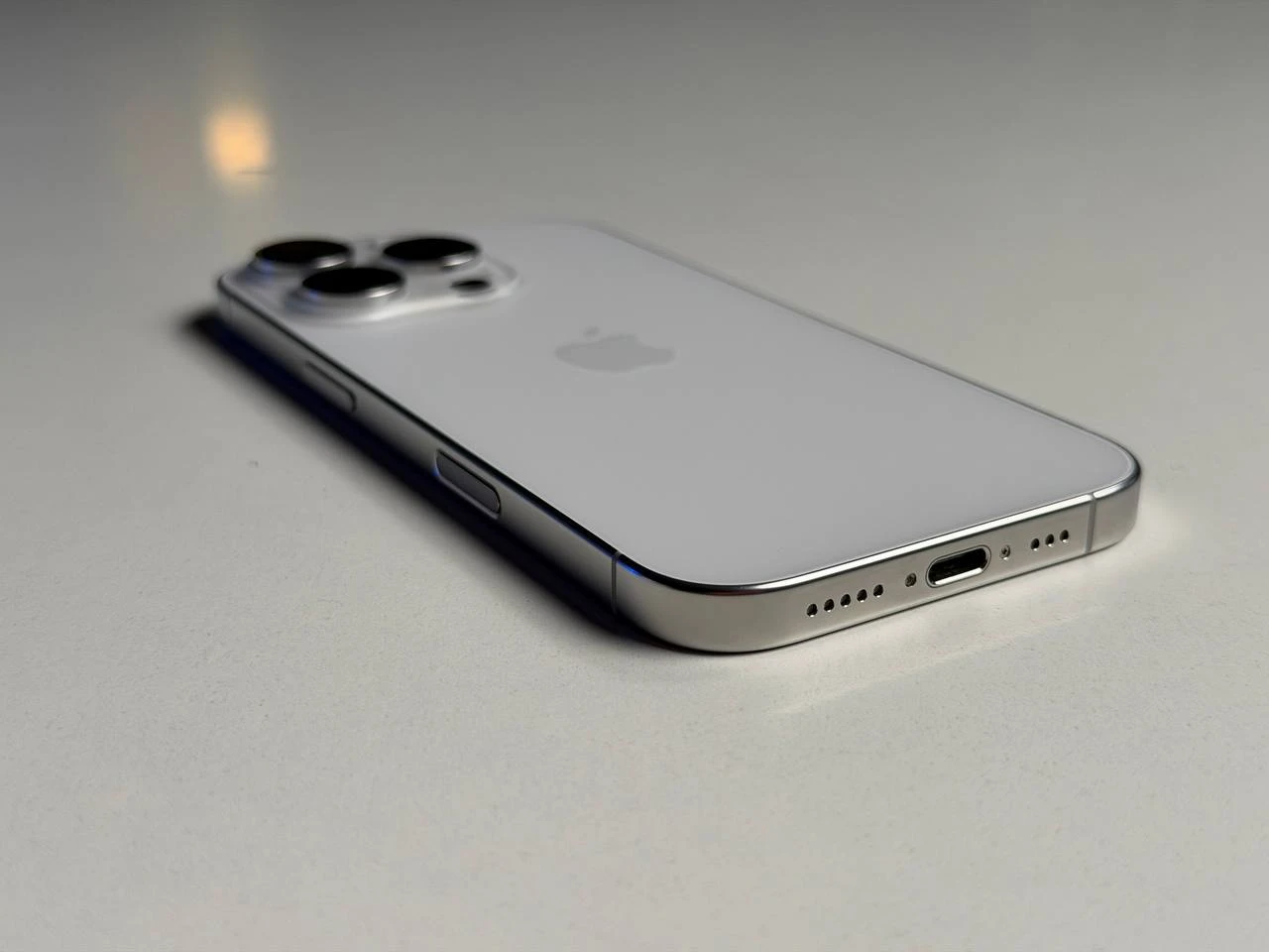 ВЖИВАНИЙ Б/У Apple iPhone 16 Pro 256GB White Titanium (MYNJ3) - Состояние: хороший | Аккумулятор: 90% | Комплектация: iPhone, кабель | Гарантия: 3 мес.