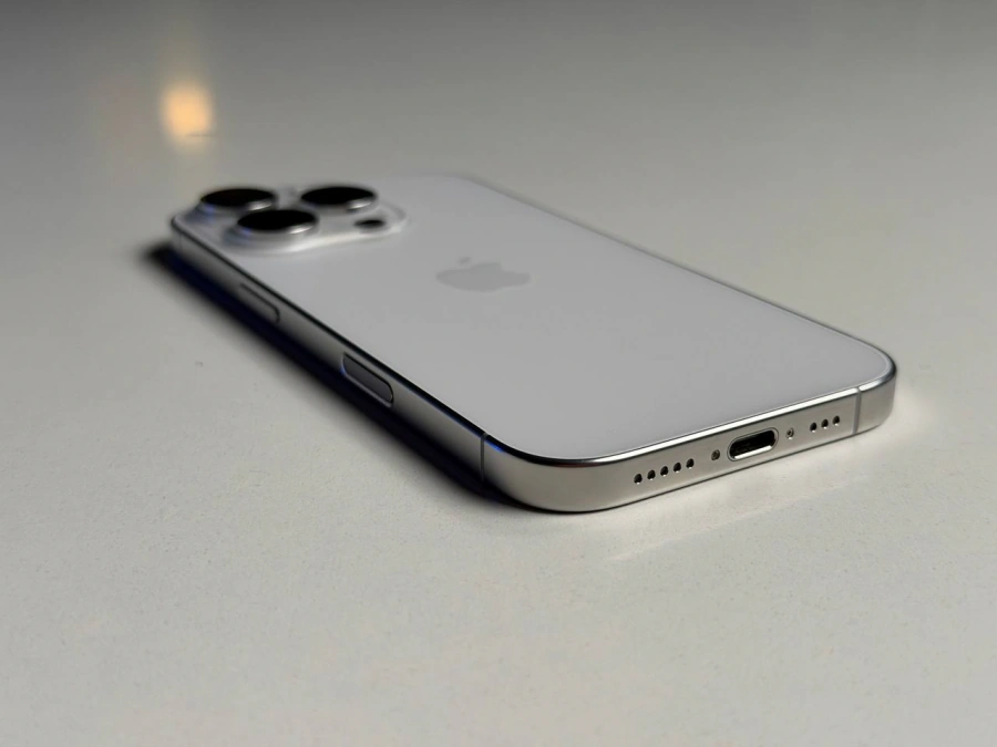 ВЖИВАНИЙ Б/У Apple iPhone 16 Pro 256GB White Titanium (MYNJ3) - Состояние: хороший | Аккумулятор: 90% | Комплектация: iPhone, кабель | Гарантия: 3 мес.