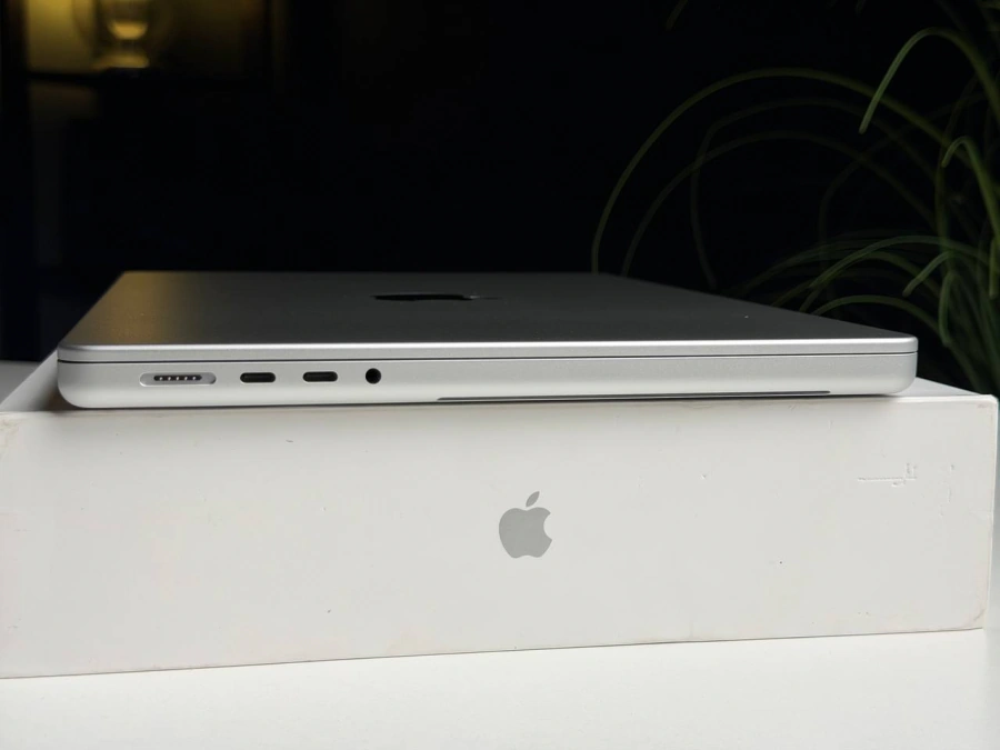 ВІТРИННИЙ Apple MacBook Pro 14" M4 Max/16CPU/40GPU/48GB/1TB Silver 2024 (Z1FB0032F, Z1FB000N5) - Стан: ідеальний | Акумулятор: 100% | Комплектація: повний | Гарантія: 3 міс.