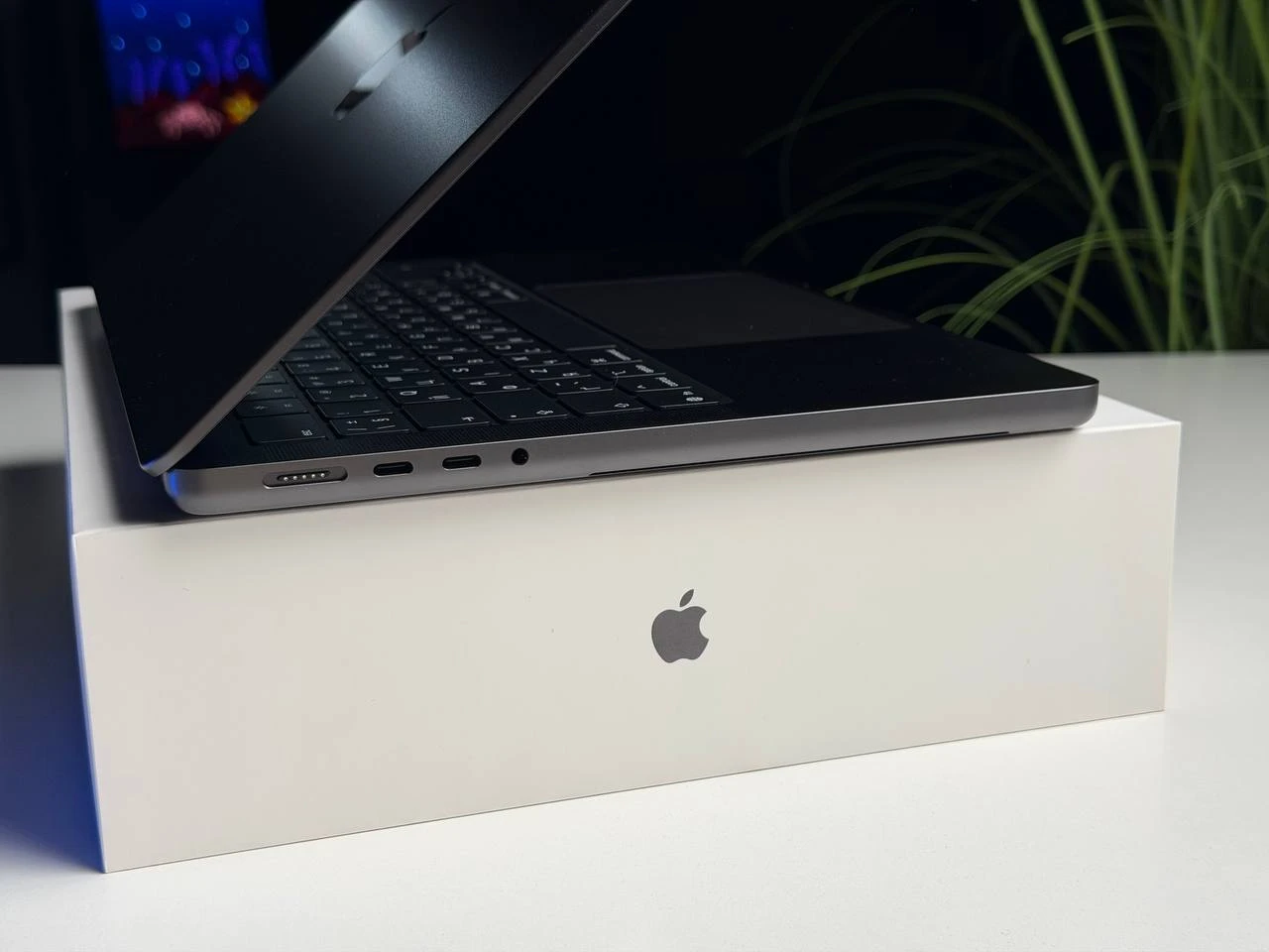ВИТРИННЫЙ Apple MacBook Pro 14" M5/10CPU/10GPU/16GB/512GB Space Black 2025 (MDE04) - Состояние: идеальный | Аккумулятор: 100% | Комплектация: полный | Гарантия: 3 мес.