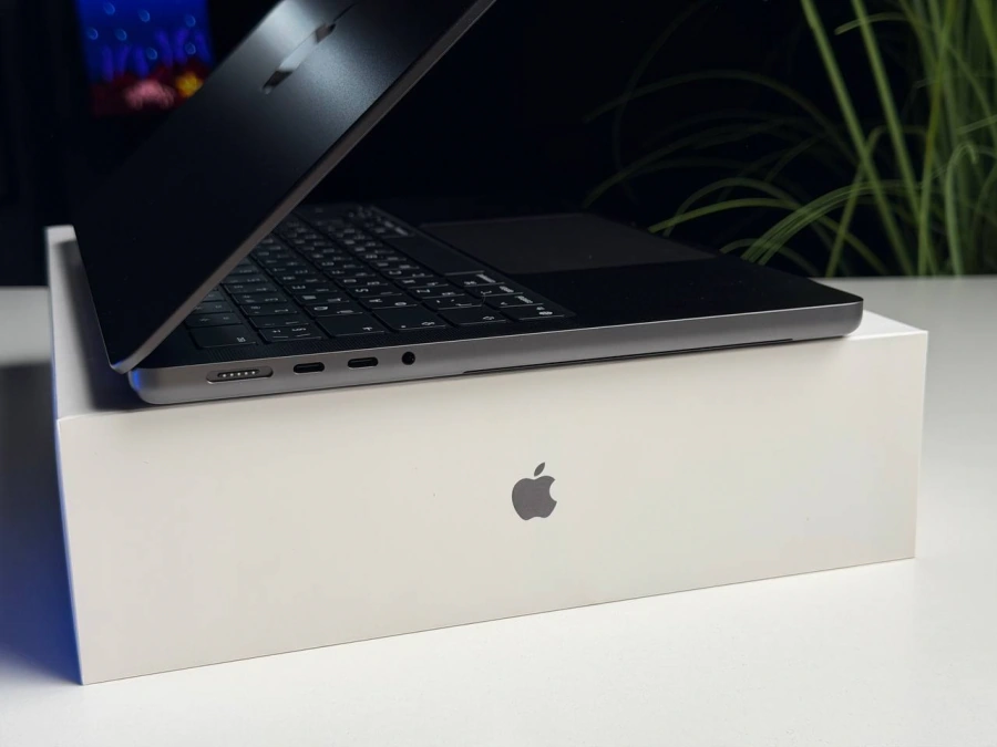 ВИТРИННЫЙ Apple MacBook Pro 14" M5/10CPU/10GPU/16GB/512GB Space Black 2025 (MDE04) - Состояние: идеальный | Аккумулятор: 100% | Комплектация: полный | Гарантия: 3 мес.