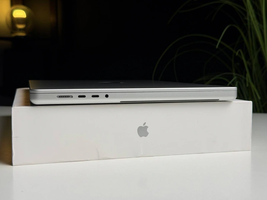 ВЖИВАНИЙ Б/У Apple MacBook Pro 16" M4 Max/16CPU/40GPU/48GB/2TB with Nano-texture display - Silver 2024 (Z1FP000J8) - Стан: ідеальний | Акумулятор: 97% | Комплектація: повний | Гарантія: 3 міс.