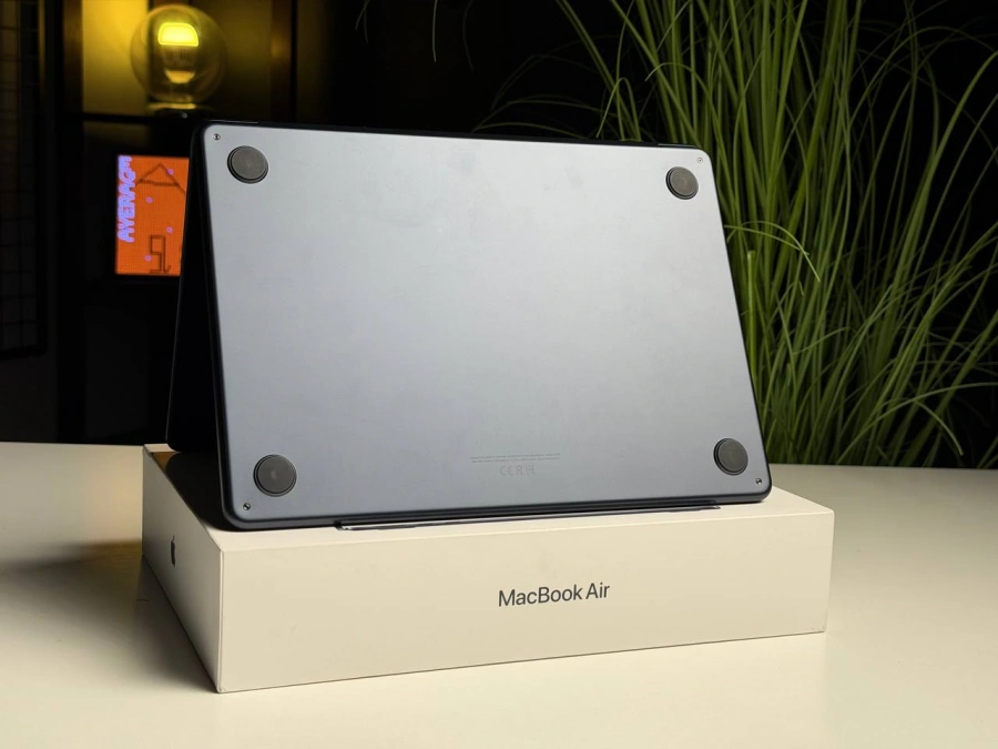 ВИТРИННЫЙ MacBook Air 13" 2025 M4/10CPU/8GPU/16GB/256GB Midnight (MW123) - Состояние: идеальный | Аккумулятор: 100% | Комплектация: полный | Гарантия: 3 мес.