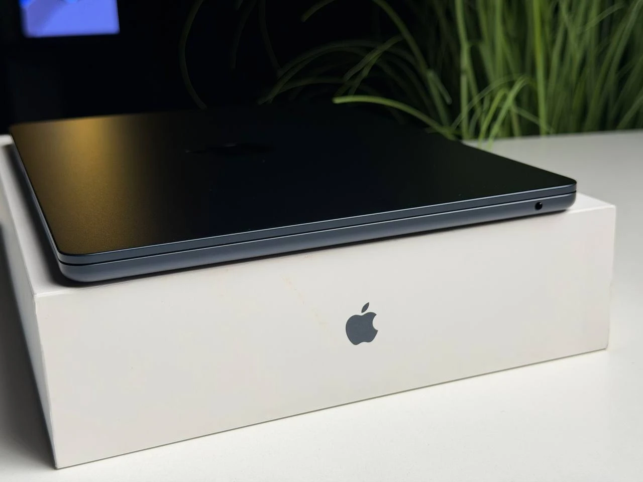ВИТРИННЫЙ MacBook Air 13" 2025 M4/10CPU/8GPU/16GB/256GB Midnight (MW123) - Состояние: идеальный | Аккумулятор: 100% | Комплектация: полный | Гарантия: 3 мес.