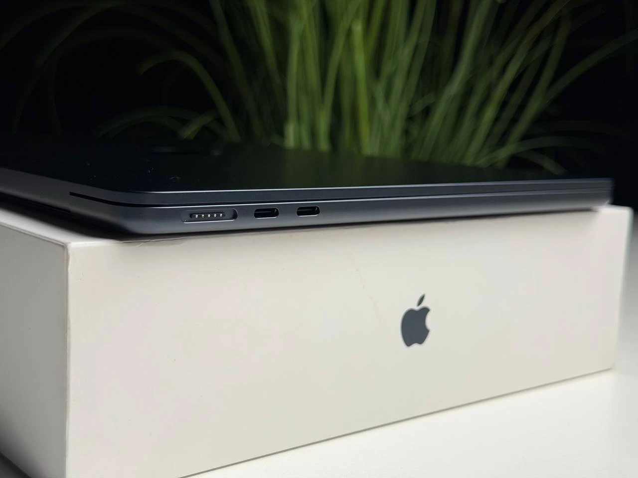 ВИТРИННЫЙ MacBook Air 13" 2025 M4/10CPU/8GPU/16GB/256GB Midnight (MW123) - Состояние: идеальный | Аккумулятор: 100% | Комплектация: полный | Гарантия: 3 мес.