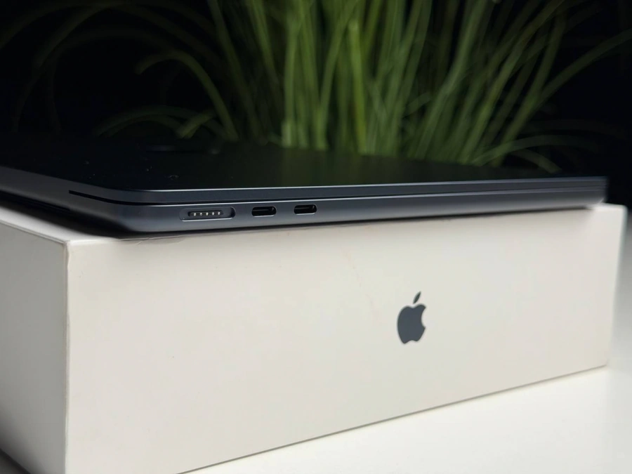 ВИТРИННЫЙ MacBook Air 13" 2025 M4/10CPU/8GPU/16GB/256GB Midnight (MW123) - Состояние: идеальный | Аккумулятор: 100% | Комплектация: полный | Гарантия: 3 мес.