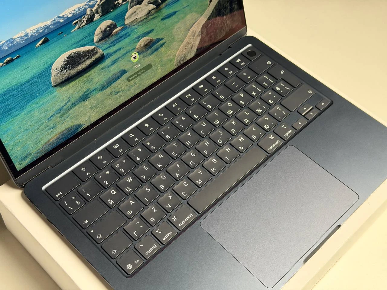 ВИТРИННЫЙ MacBook Air 13" 2025 M4/10CPU/8GPU/16GB/256GB Midnight (MW123) - Состояние: идеальный | Аккумулятор: 100% | Комплектация: полный | Гарантия: 3 мес.
