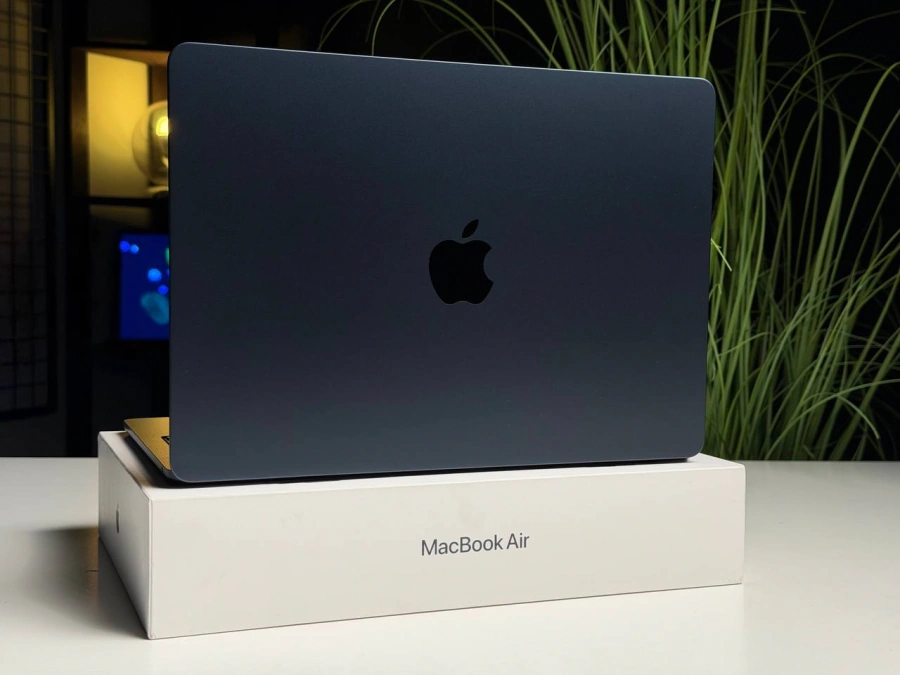 ВИТРИННЫЙ MacBook Air 13" 2025 M4/10CPU/8GPU/16GB/256GB Midnight (MW123) - Состояние: идеальный | Аккумулятор: 100% | Комплектация: полный | Гарантия: 3 мес.