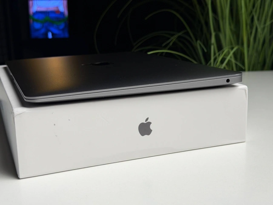 ВЖИВАНИЙ Б/У MacBook Air 13" M1/8CPU/7GPU/8GB/256GB Space Gray 2020 (MGN63) - US English - Состояние: хороший | Аккумулятор: 84% | Комплектация: полный | Гарантия: 3 мес.