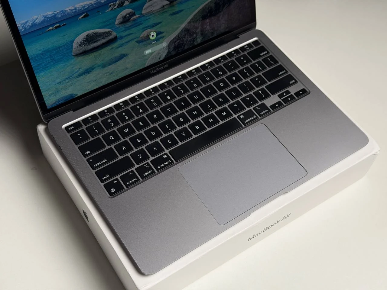 ВЖИВАНИЙ Б/У MacBook Air 13" M1/8CPU/7GPU/8GB/256GB Space Gray 2020 (MGN63) - US English - Стан: гарний | Акумулятор: 84% | Комплектація: повний | Гарантія: 3 міс.