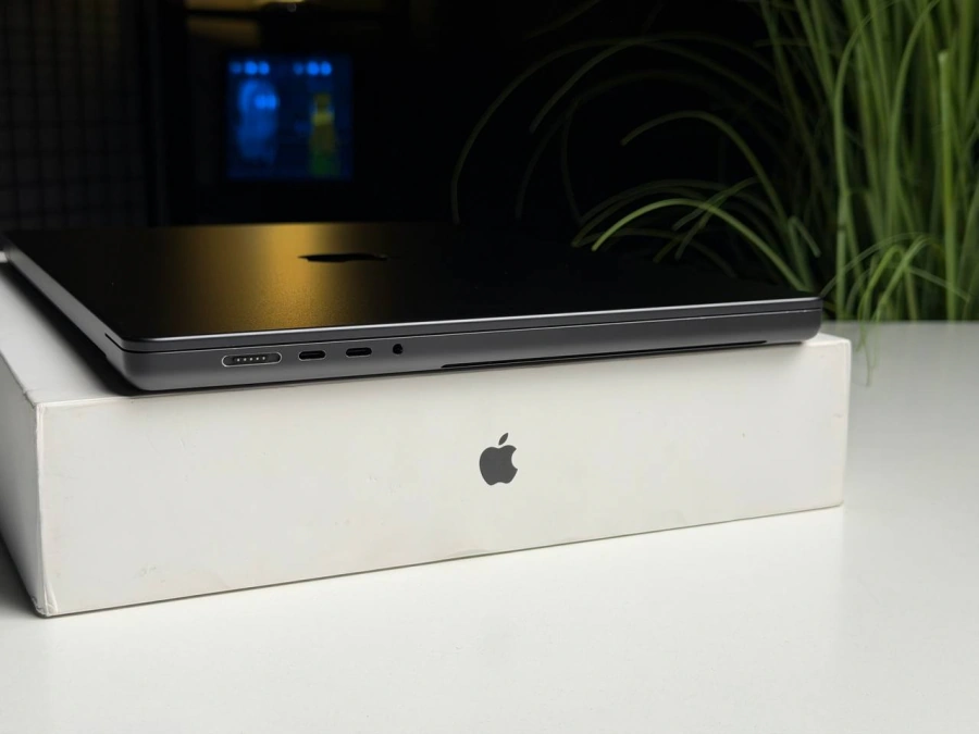 ВЖИВАНИЙ Б/У MacBook Pro 16" M3 Pro/12CPU/18GPU/18GB/512GB Space Black 2023 (MRW13) - US English - Стан: гарний | Акумулятор: 90% | Комплектація: повний | Гарантія: 3 міс.
