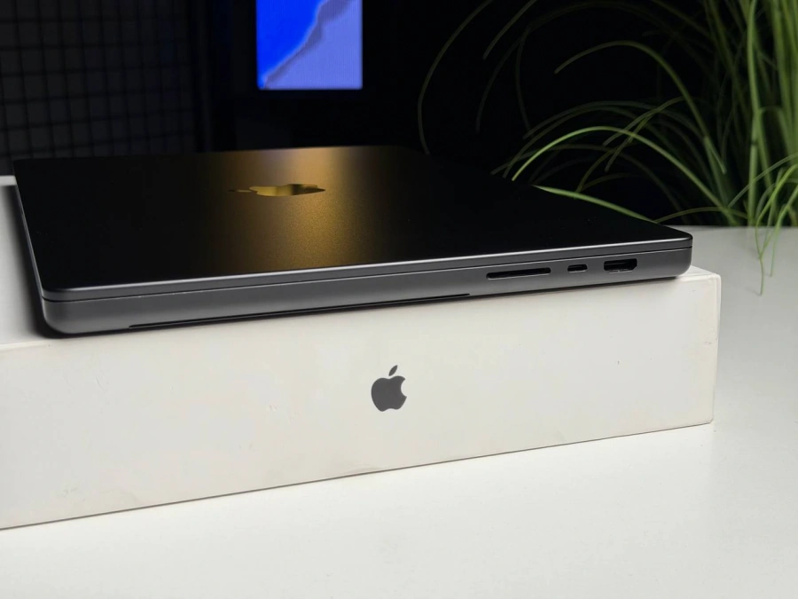 ВЖИВАНИЙ Б/У MacBook Pro 16" M3 Pro/12CPU/18GPU/18GB/512GB Space Black 2023 (MRW13) - US English - Стан: гарний | Акумулятор: 90% | Комплектація: повний | Гарантія: 3 міс.