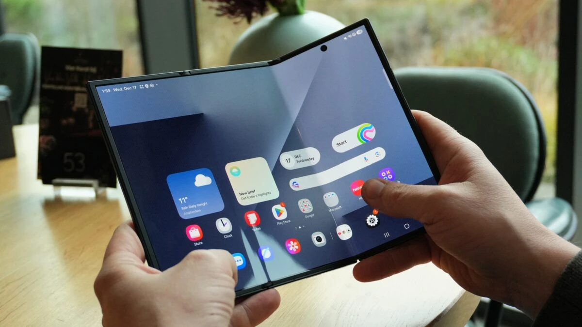 Galaxy TriFold 2: Samsung прискорює розробку смартфона у відповідь на iPhone Duo
