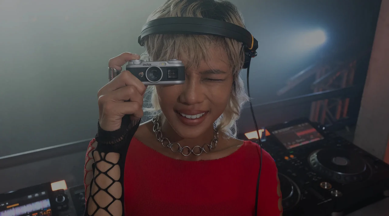 Instax Pal 2: Fujifilm анонсировала цифровую ретро-камеру с видоискателем и 1-дюймовым экраном