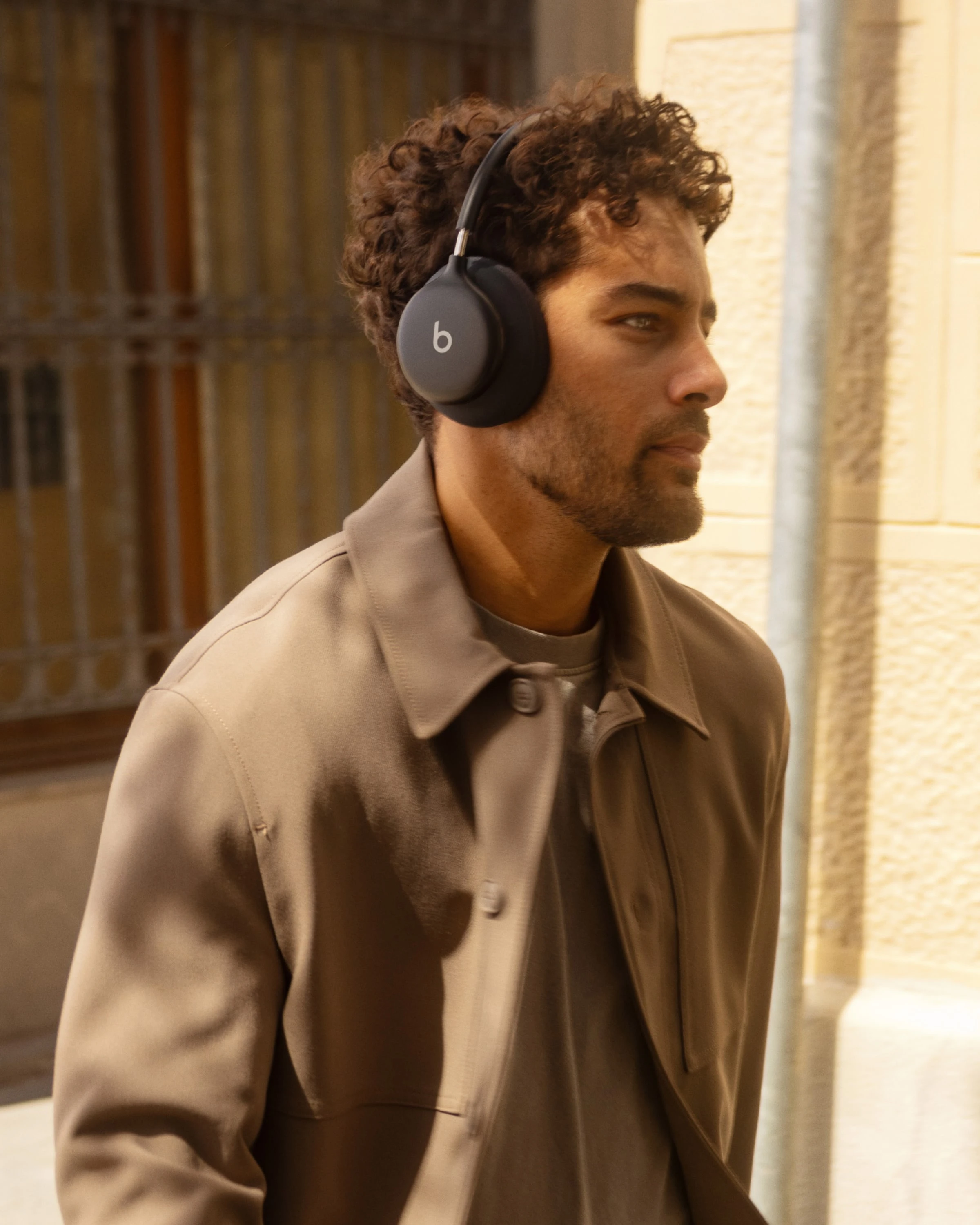 Наушники Beats 360 Over-Ear Headphones – Black with Black Performance Knit Cushions (MJE14)