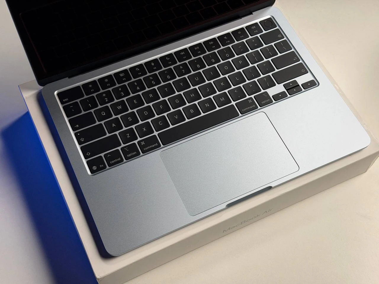 NEW NO BOX MacBook Air 13" M5/10CPU/8GPU/16GB/512GB Sky Blue 2026 (MDHH4) - Состояние: идеальное | Аккумулятор: 100% | Комплектация: полный | Гарантия: 3 мес.