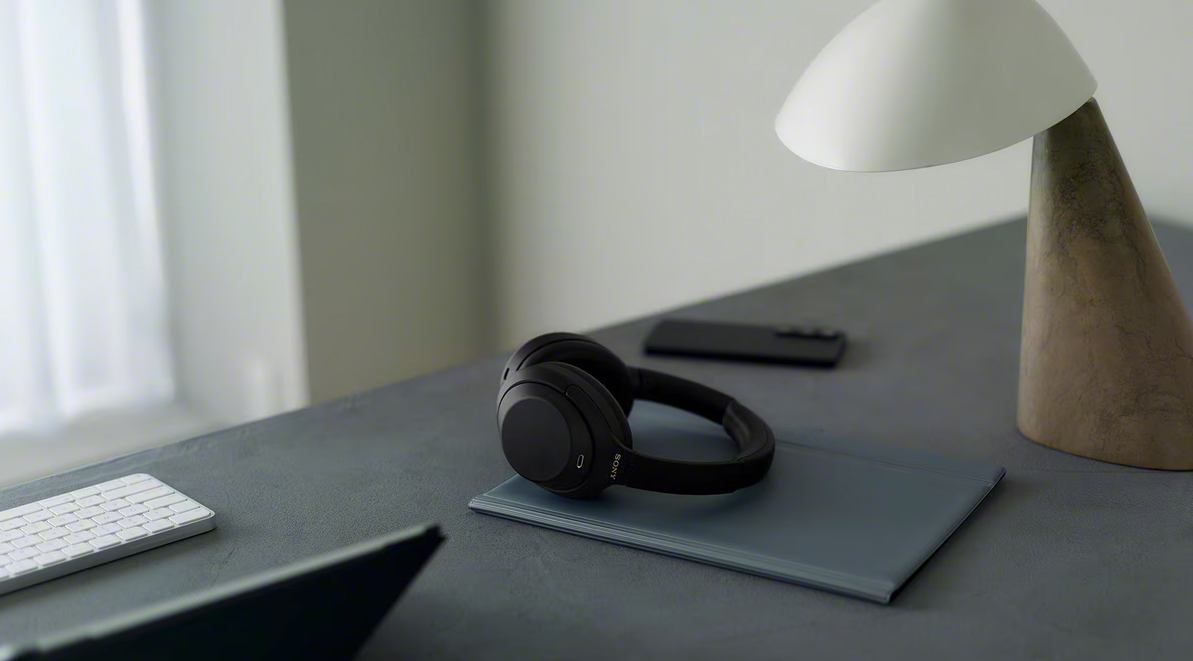 Sony переиздала легендарные WH-1000XM4 и обновила бюджетную серию беспроводных наушников