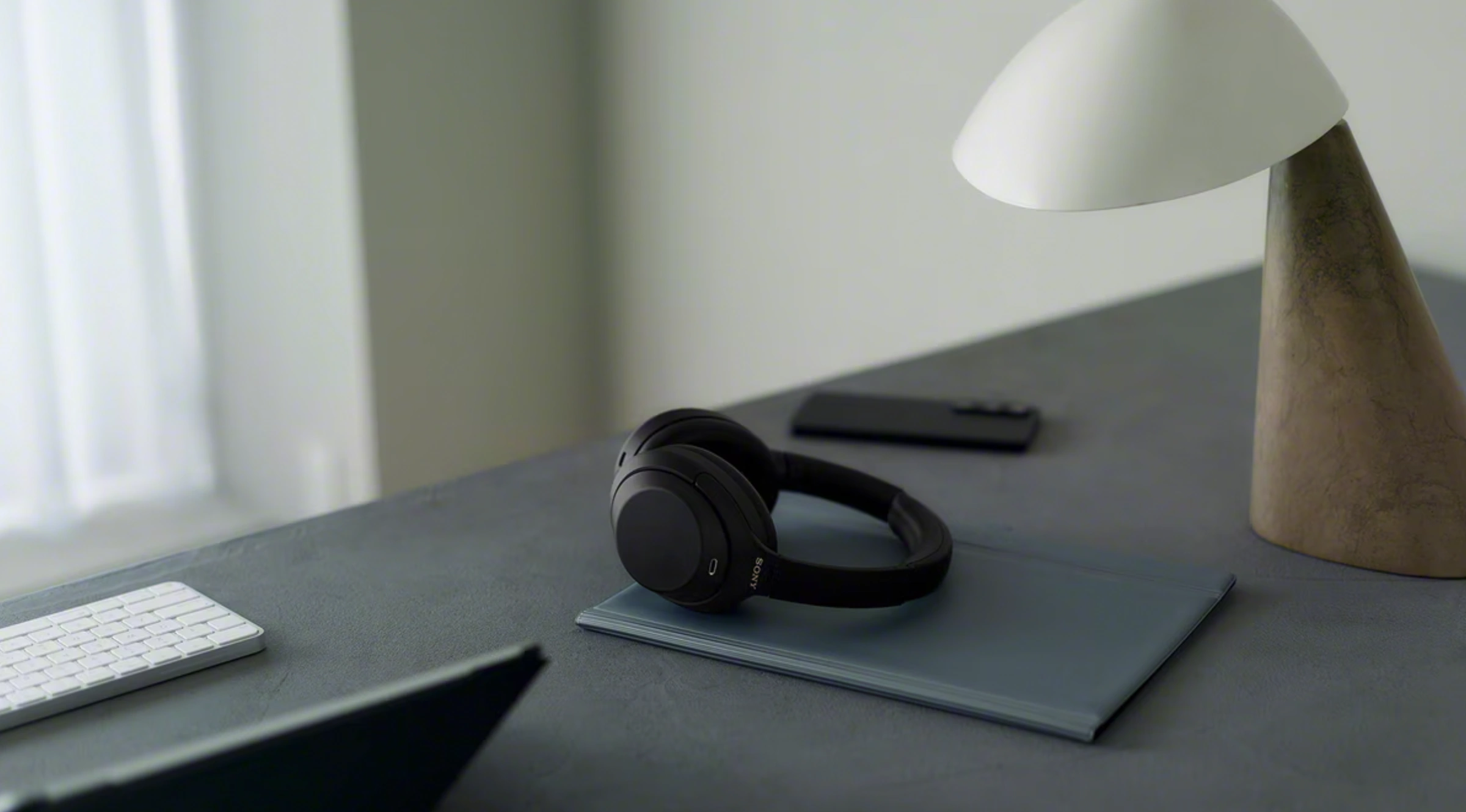 Sony переиздала легендарные WH-1000XM4 и обновила бюджетную серию беспроводных наушников