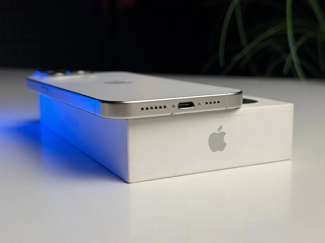 ВЖИВАНИЙ Б/У Apple iPhone 15 Pro Max 256GB White Titanium (MU783) - Состояние: хороший | Аккумулятор: 100% | Комплектация: полный | Гарантия: 3 мес.