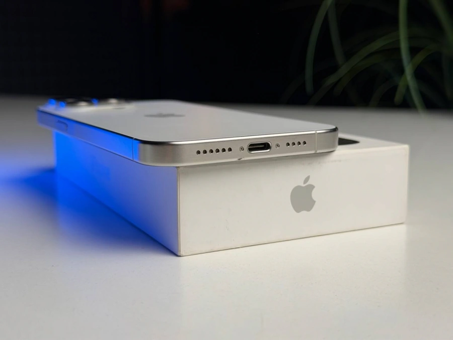 ВЖИВАНИЙ Б/У Apple iPhone 15 Pro Max 256GB White Titanium (MU783) - Состояние: хороший | Аккумулятор: 100% | Комплектация: полный | Гарантия: 3 мес.
