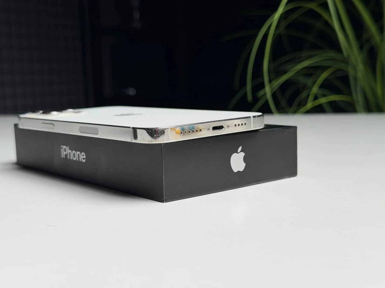 ВЖИВАНИЙ Б/У Apple iPhone 12 Pro Max 256GB Silver (MGCL3, MGDD3) - Состояние: хороший | Аккумулятор: 100% | Комплектация: полный | Гарантия: 3 мес.