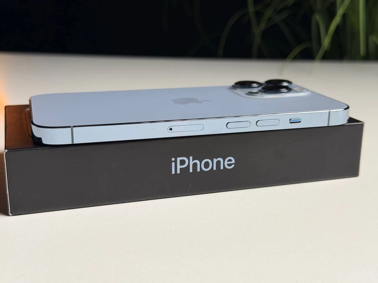 ВЖИВАНИЙ Б/У Apple iPhone 13 Pro 1TB Sierra Blue (MLUD3, MLW03) - Состояние: хороший | Аккумулятор: 100% | Комплектация: полный | Гарантия: 3 мес.