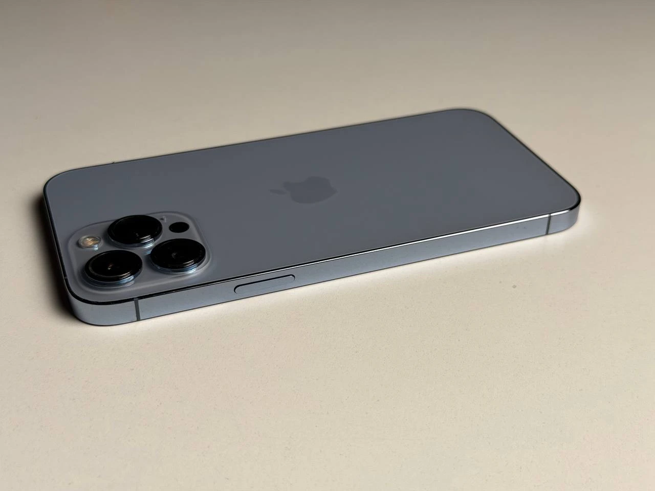 ВЖИВАНИЙ Б/У Apple iPhone 13 Pro Max 1TB Sierra Blue (MLL53, MLLN3) - Состояние: удовлетворительный | Аккумулятор: 100% | Комплектация: iPhone, кабель | Гарантия: 3 мес.