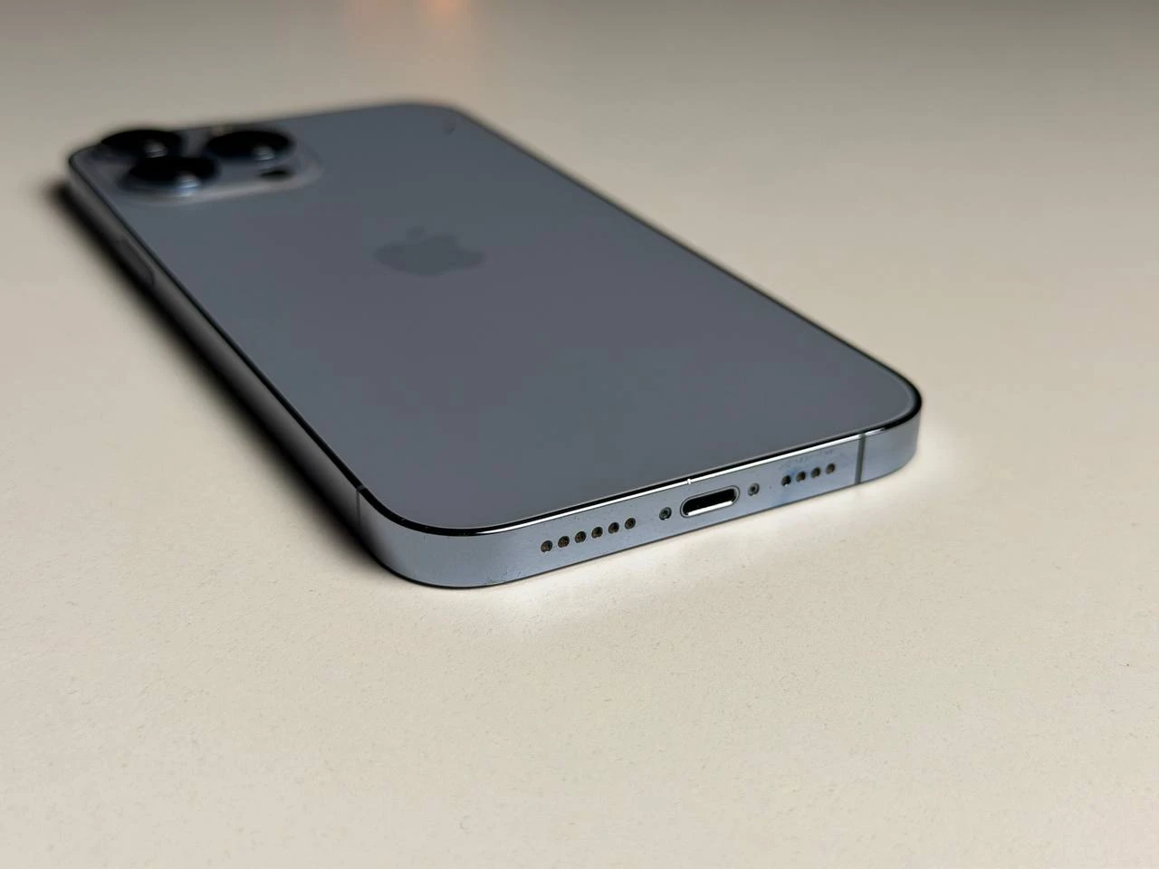 ВЖИВАНИЙ Б/У Apple iPhone 13 Pro Max 1TB Sierra Blue (MLL53, MLLN3) - Состояние: удовлетворительный | Аккумулятор: 100% | Комплектация: iPhone, кабель | Гарантия: 3 мес.