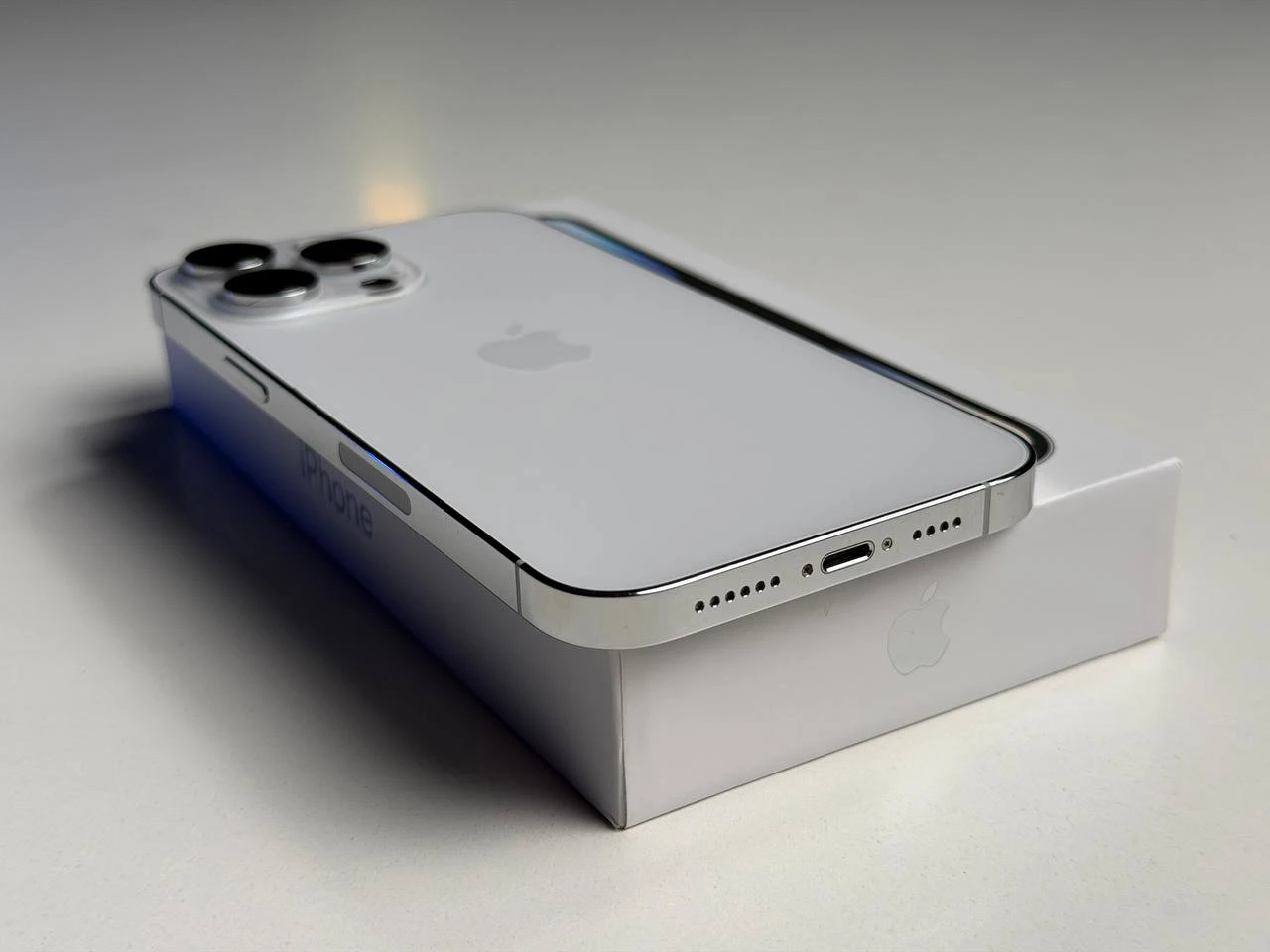 ВЖИВАНИЙ Б/У Apple iPhone 14 Pro Max 256GB Silver eSim (MQ8U3) - Состояние: хороший | Аккумулятор: 87% | Комплектация: полный | Гарантия: 3 мес.