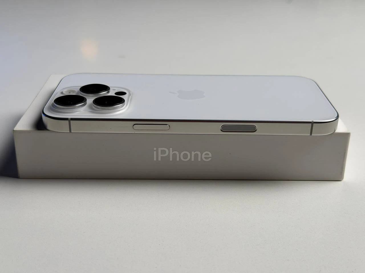 ВЖИВАНИЙ Б/У Apple iPhone 16 Pro 128GB White Titanium (MYNE3) - Стан: гарний | Акумулятор: 91% | Комплектація: повний | Гарантія: 3 міс.