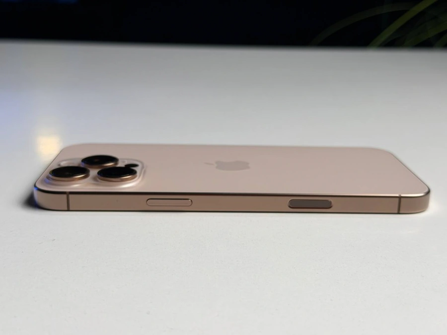 ВЖИВАНИЙ Б/У Apple iPhone 16 Pro Max 1TB Desert Titanium (MYX63) - Стан: гарний | Акумулятор: 90% | Комплектація: iPhone, кабель | Гарантія: 3 міс.
