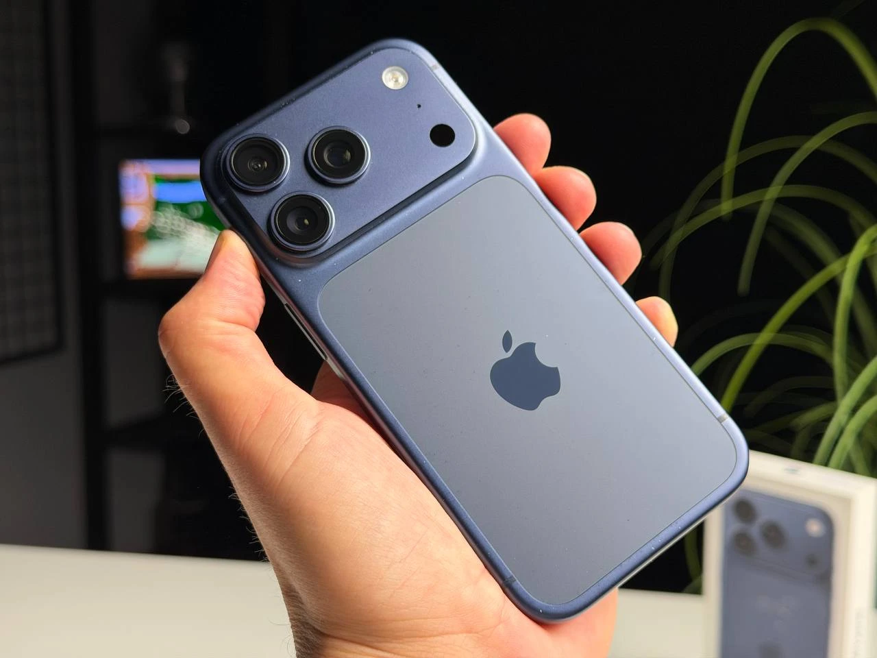 ВЖИВАНИЙ Б/У Apple iPhone 17 Pro 256GB Deep Blue (MG8J4) - Стан: гарний | Акумулятор: 93% | Комплектація: повний | Гарантія: 3 міс.