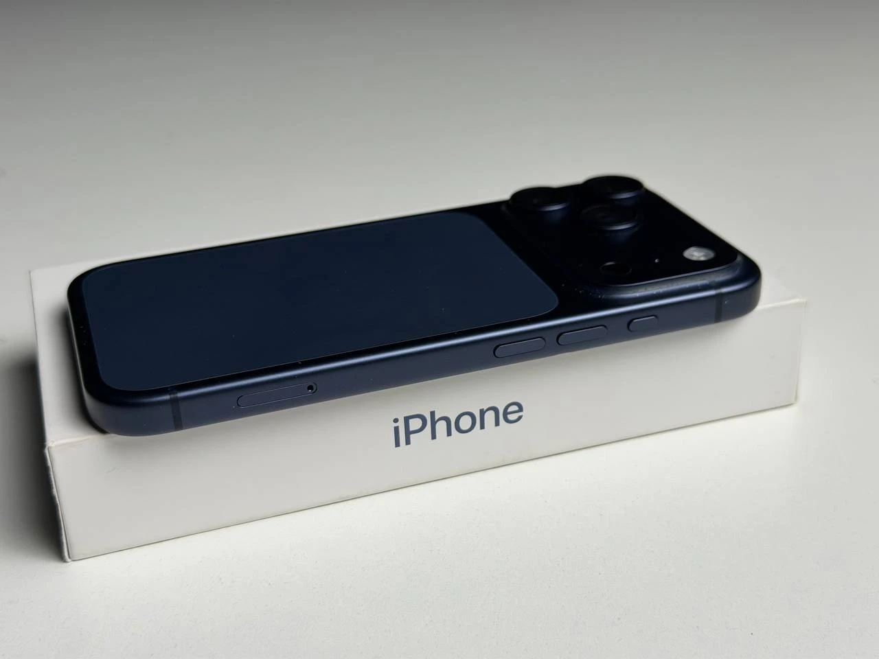 ВЖИВАНИЙ Б/У Apple iPhone 17 Pro 256GB Deep Blue (MG8J4) - Стан: гарний | Акумулятор: 93% | Комплектація: повний | Гарантія: 3 міс.