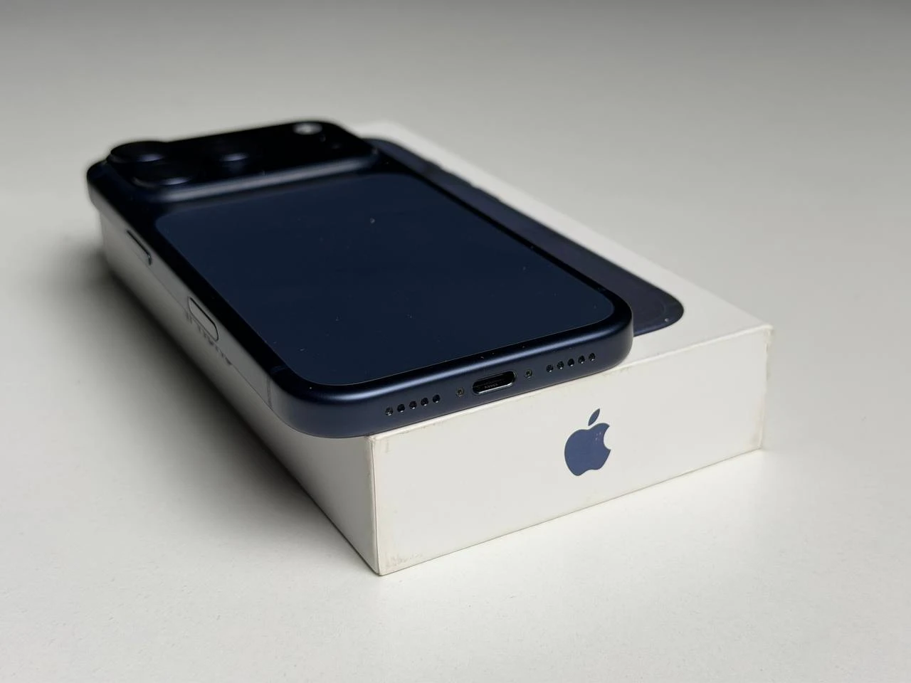 ВЖИВАНИЙ Б/У Apple iPhone 17 Pro 256GB Deep Blue (MG8J4) - Стан: гарний | Акумулятор: 93% | Комплектація: повний | Гарантія: 3 міс.