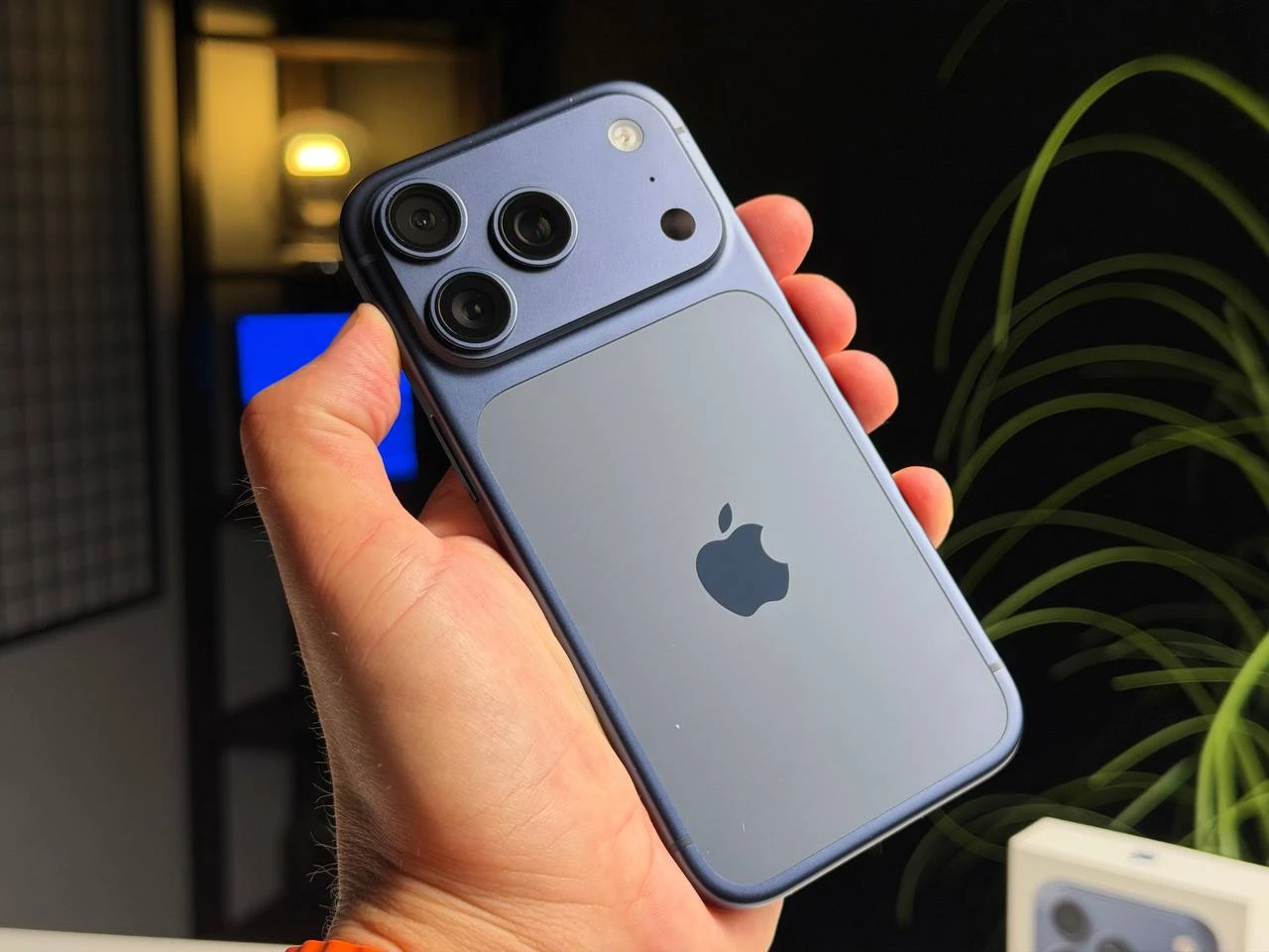 ВЖИВАНИЙ Б/У Apple iPhone 17 Pro 512GB Deep Blue (MG8N4) - Состояние: хороший | Аккумулятор: 100% | Комплектация: полный | Гарантия: 3 мес.