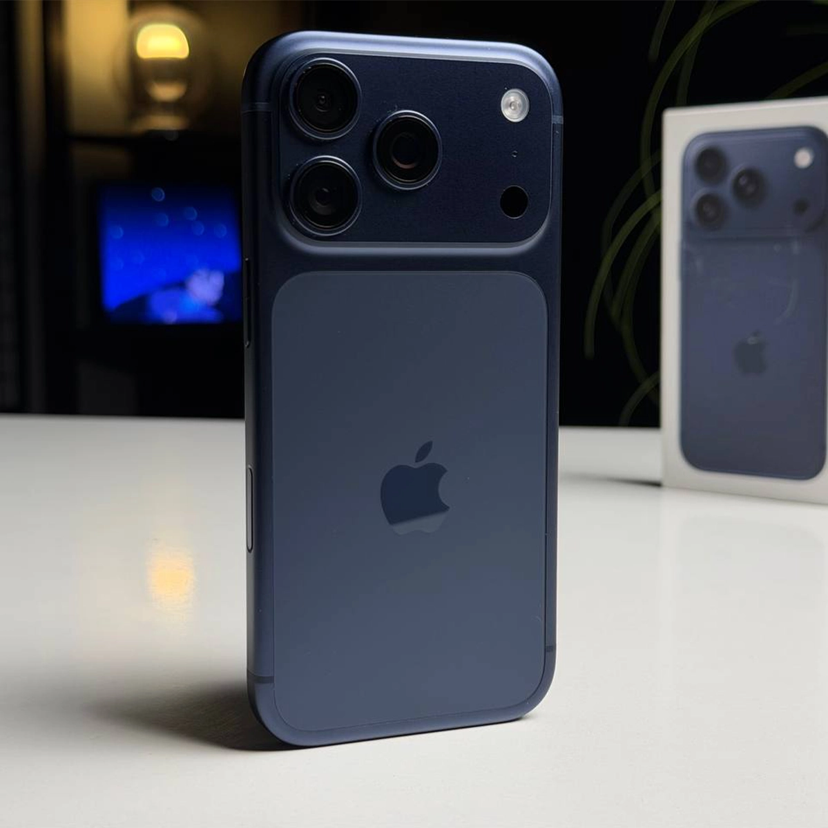 ВЖИВАНИЙ Б/У Apple iPhone 17 Pro 512GB Deep Blue (MG8N4) - Состояние: хороший | Аккумулятор: 100% | Комплектация: полный | Гарантия: 3 мес.