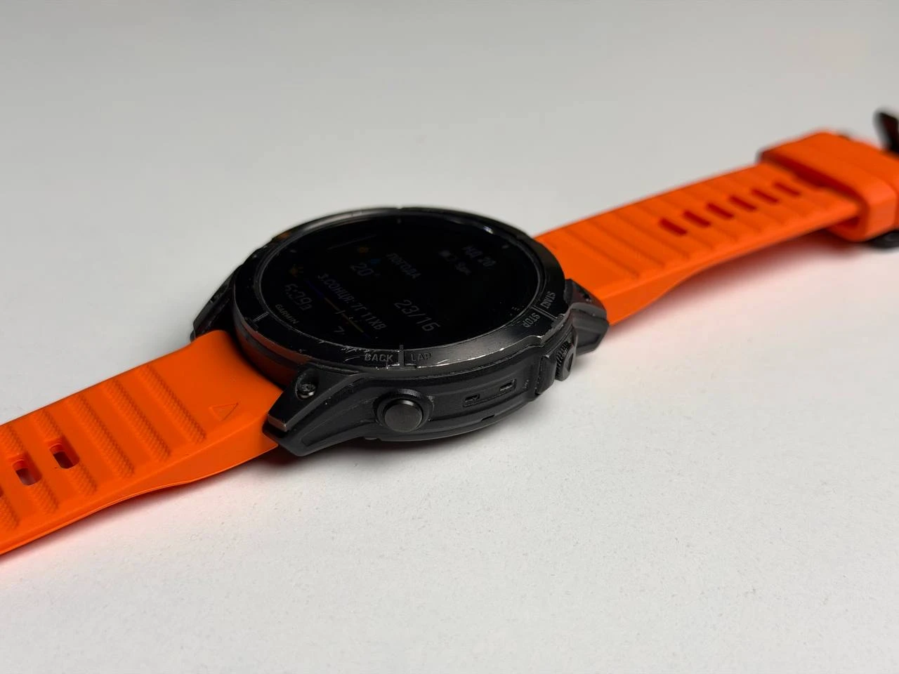 ВЖИВАНИЙ Б/У Смарт-часы Garmin Epix Pro (Gen 2) Sapphire Edition | 47 mm Carbon Gray DLC Titanium with Orange Band (010-02803-11) - Состояние: хороший | Комплектация: полный | Гарантия: 3 мес.