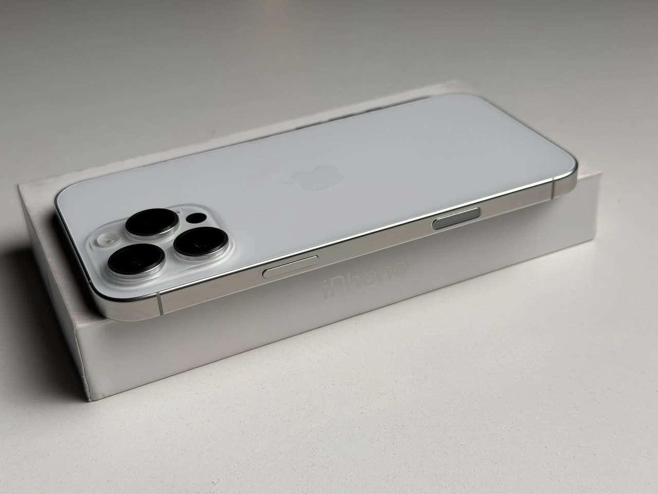 ВЖИВАНИЙ Б/У Apple iPhone 16 Pro Max 256GB White Titanium (MYWW3) - Состояние: хорошее | Аккумулятор: 95% | Комплектация: полный | Гарантия: 3 мес.