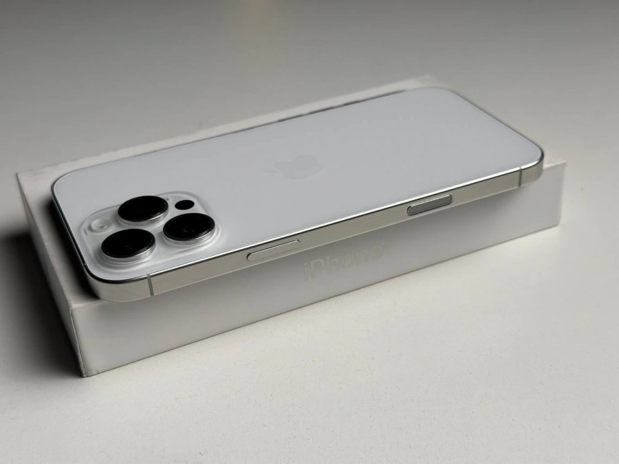 ВЖИВАНИЙ Б/У Apple iPhone 16 Pro Max 256GB White Titanium (MYWW3) - Состояние: хорошее | Аккумулятор: 95% | Комплектация: полный | Гарантия: 3 мес.