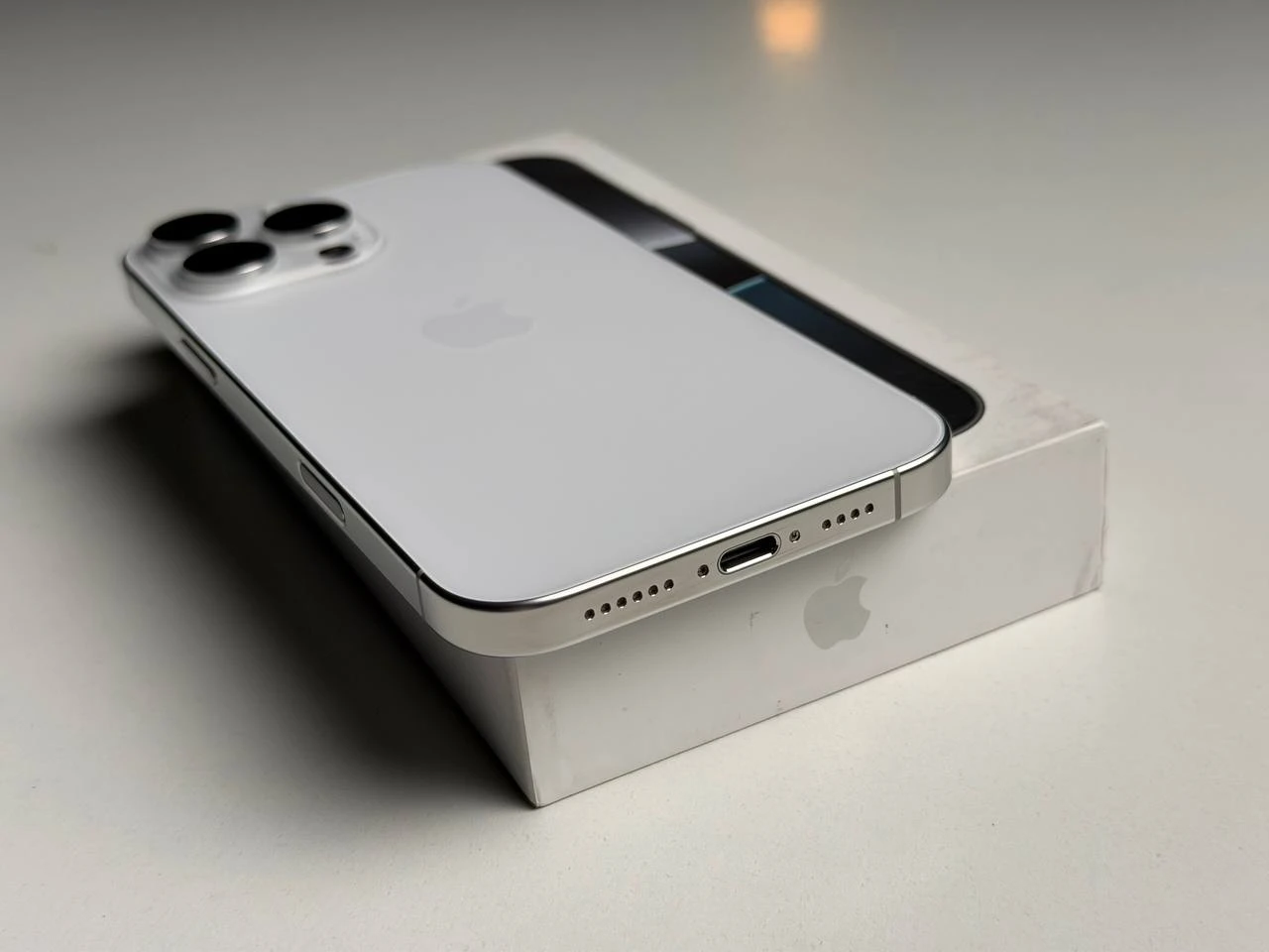 ВЖИВАНИЙ Б/У Apple iPhone 16 Pro Max 256GB White Titanium (MYWW3) - Состояние: хорошее | Аккумулятор: 95% | Комплектация: полный | Гарантия: 3 мес.