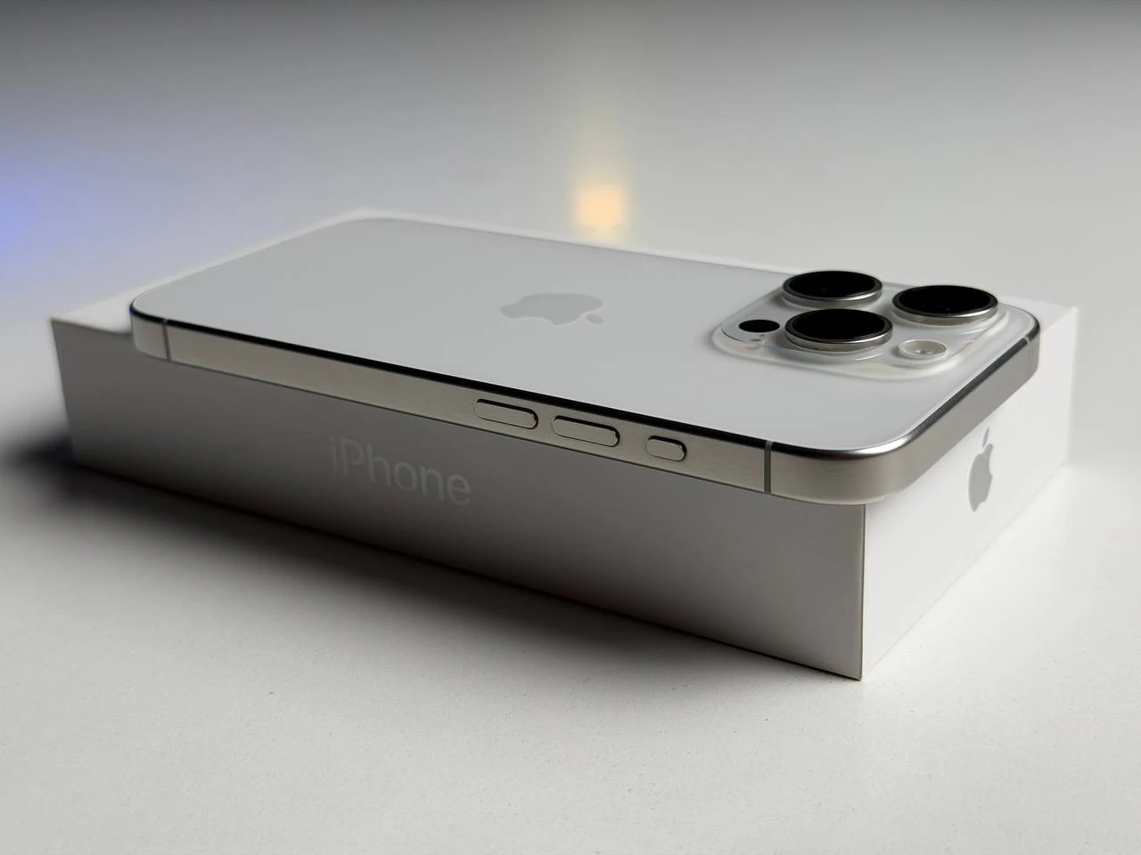 ВЖИВАНИЙ Б/У Apple iPhone 15 Pro 128GB White Titanium eSim (MTQN3) - Состояние: хороший | Аккумулятор: 100% | Комплектация: полный | Гарантия: 3 мес.