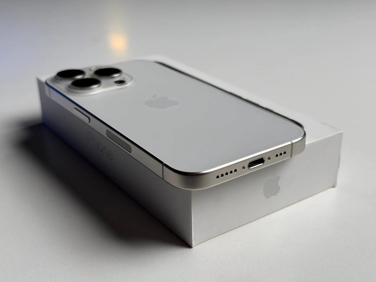 ВЖИВАНИЙ Б/У Apple iPhone 15 Pro 128GB White Titanium eSim (MTQN3) - Состояние: хороший | Аккумулятор: 100% | Комплектация: полный | Гарантия: 3 мес.