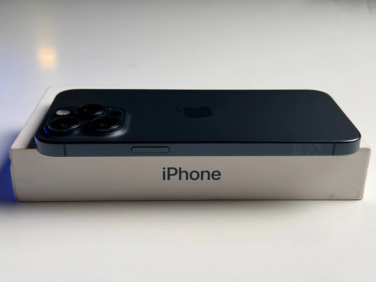 ВЖИВАНИЙ Б/У Apple iPhone 15 Pro Max 256GB Blue Titanium (MU7A3) - Состояние: хороший | Аккумулятор: 100% | Комплектация: полный | Гарантия: 3 мес.