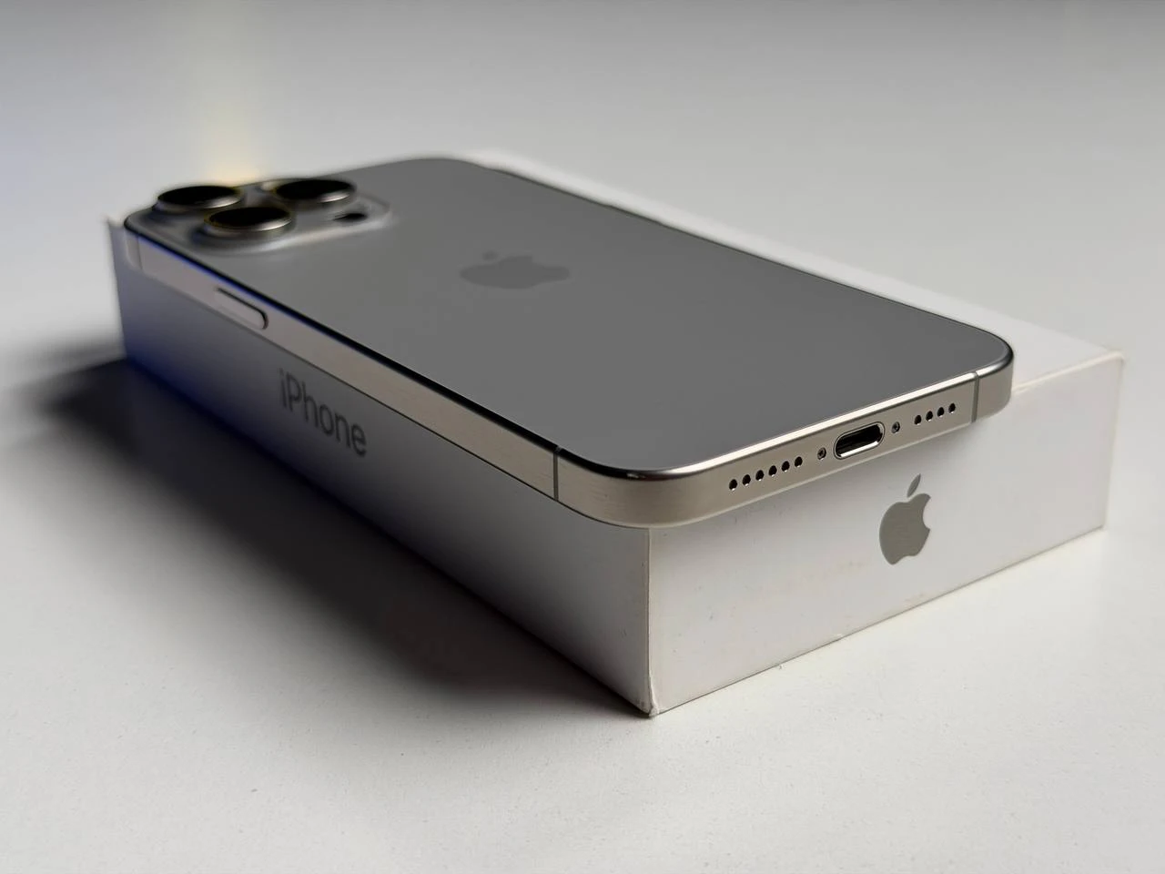 ВЖИВАНИЙ Б/У Apple iPhone 15 Pro Max 256GB Natural Titanium (MU793) - Состояние: хороший | Аккумулятор: 100% | Комплектация: полный | Гарантия: 3 мес.