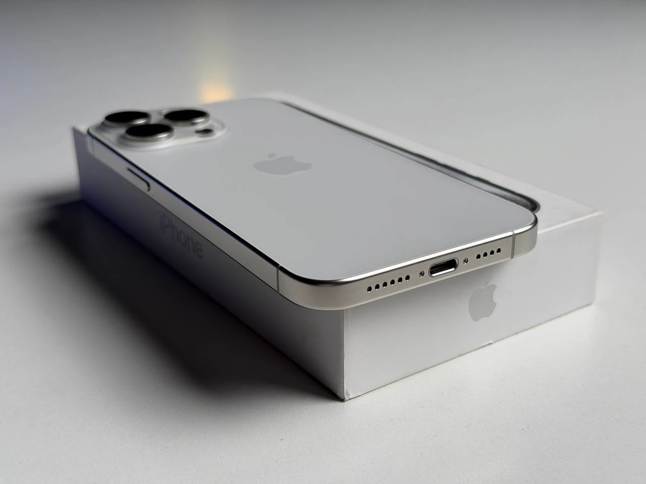 ВЖИВАНИЙ Б/У Apple iPhone 15 Pro Max 256GB White Titanium (MU783) - Состояние: хороший | Аккумулятор: 100% | Комплектация: полный | Гарантия: 3 мес.