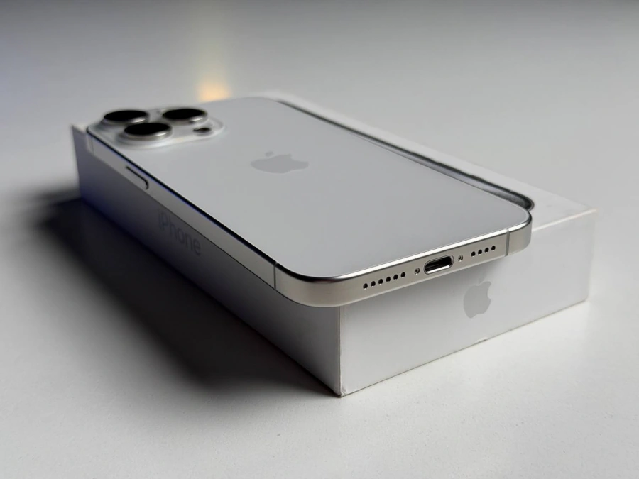 ВЖИВАНИЙ Б/У Apple iPhone 15 Pro Max 256GB White Titanium (MU783) - Состояние: хороший | Аккумулятор: 100% | Комплектация: полный | Гарантия: 3 мес.