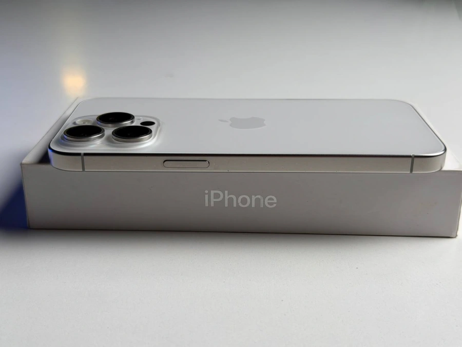 ВЖИВАНИЙ Б/У Apple iPhone 15 Pro Max 256GB White Titanium (MU783) - Состояние: хороший | Аккумулятор: 100% | Комплектация: полный | Гарантия: 3 мес.