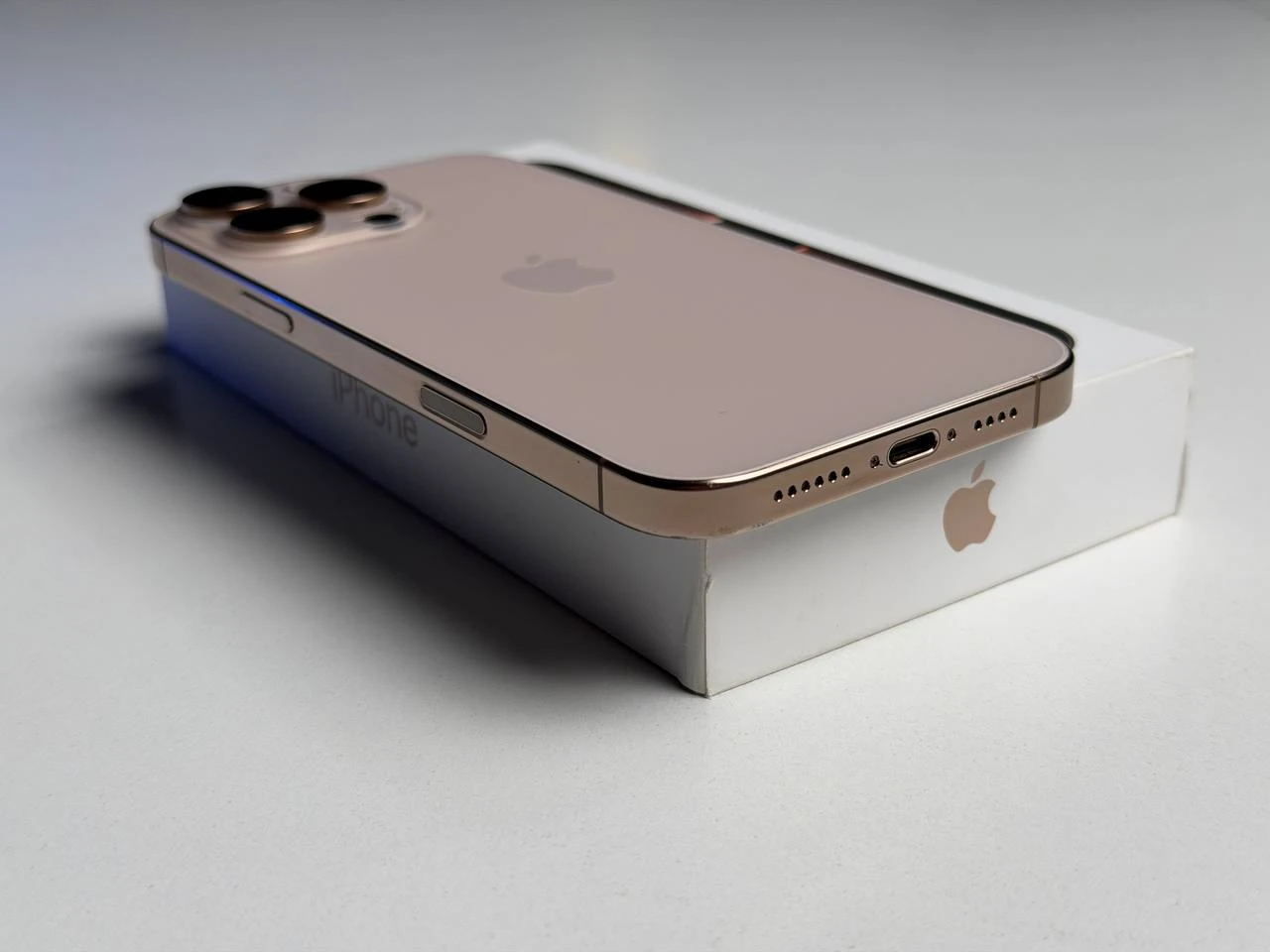 ВЖИВАНИЙ Б/У Apple iPhone 16 Pro Max 256GB Desert Titanium (MYWX3) - Стан: гарний | Акумулятор: 91% | Комплектація: повний | Гарантія: 3 міс.