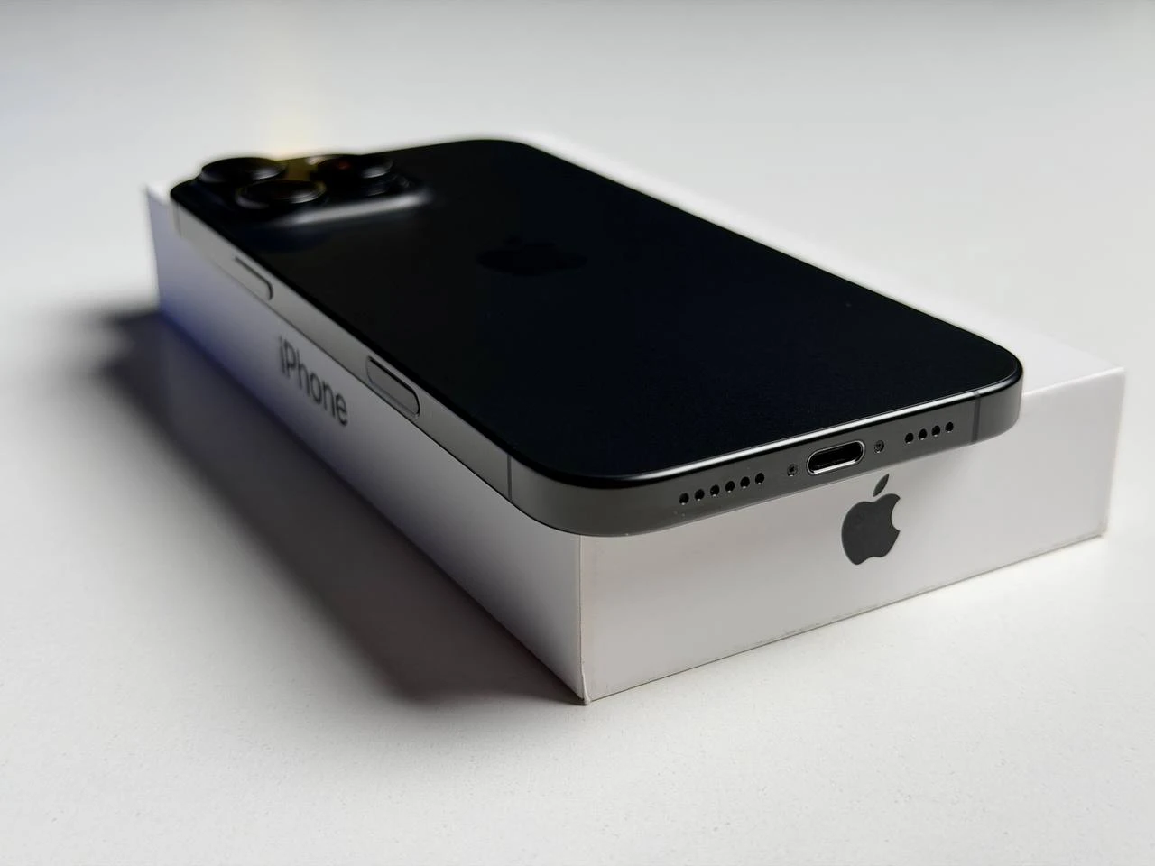 ВЖИВАНИЙ Б/У Apple iPhone 16 Pro Max 512GB eSim Black Titanium (MYW73) - Состояние: хороший | Аккумулятор: 89% | Комплектация: полный | Гарантия: 3 мес.