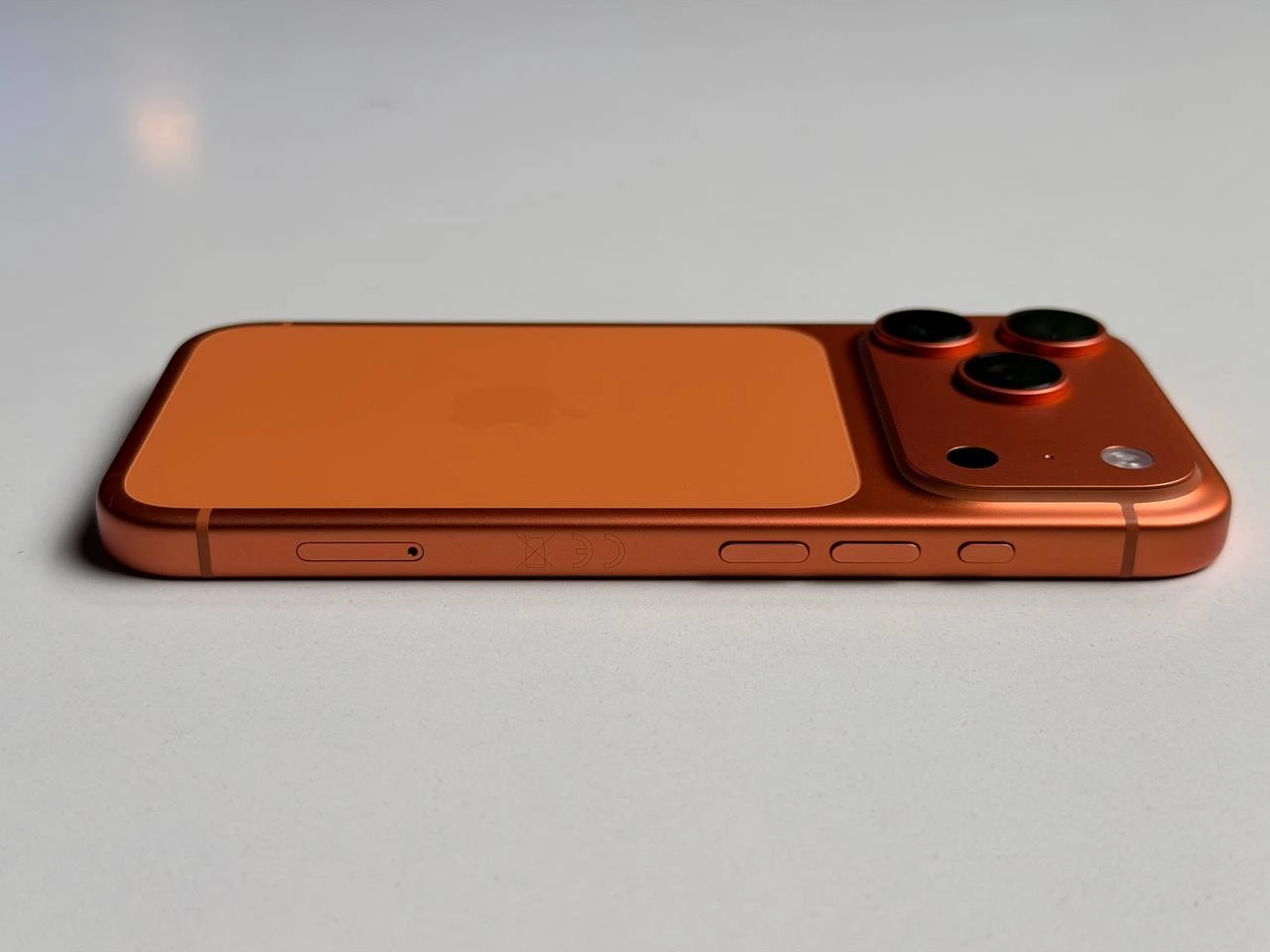 ВЖИВАНИЙ Б/У Apple iPhone 17 Pro 256GB Cosmic Orange (MG8H4) - Стан: гарний | Акумулятор: 94% | Комплектація: iPhone, кабель, чохол | Гарантія: 3 міс.